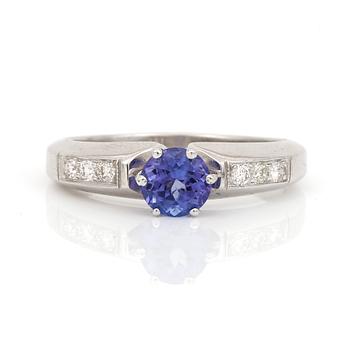 RING, vitguld 14K, tanzanit, ca 1.40ct, samt diamanter, totalt ca 0.20 ct. Tot ca 5 gram.