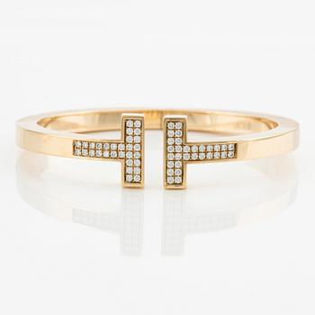 Tiffany & Co armband "Tiffany T" 18K guld med runda briljantslipade diamanter.