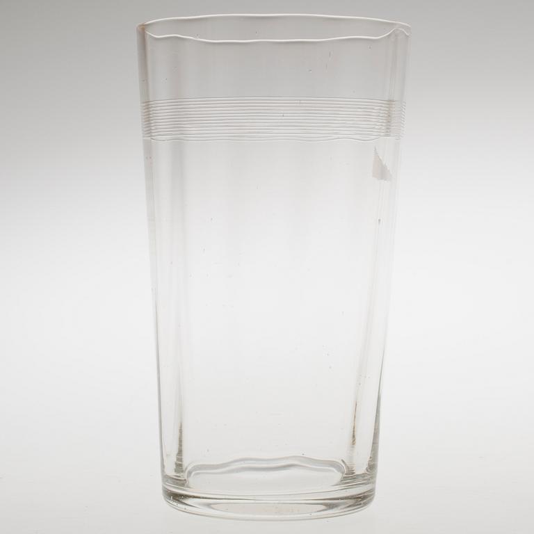DELAR TILL GLASSERVIS, 15 delar, "Optio med bård", Kosta. Finns i priskurant för år 1896.