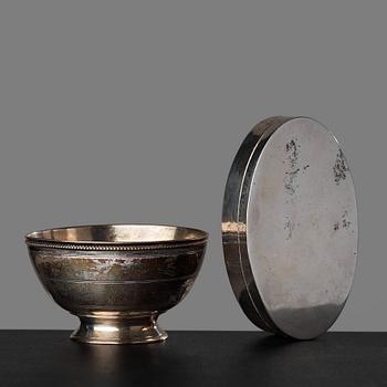 181. A late Gustavian tumbler and snuff-box, circa 1800.