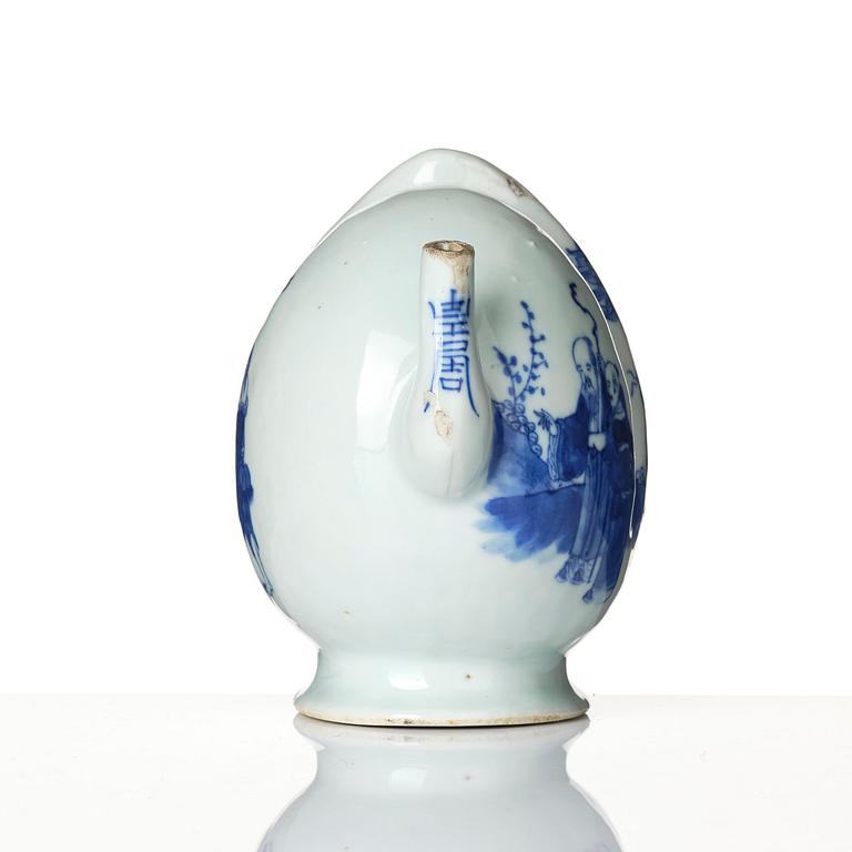 A blue and white cadogan 'immortals' tea pot, Qing dynasty, 19th century.