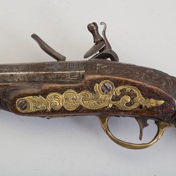 FLINTLÅSPISTOLER, 2 st, 1700-tal, för den orientaliska marknaden.