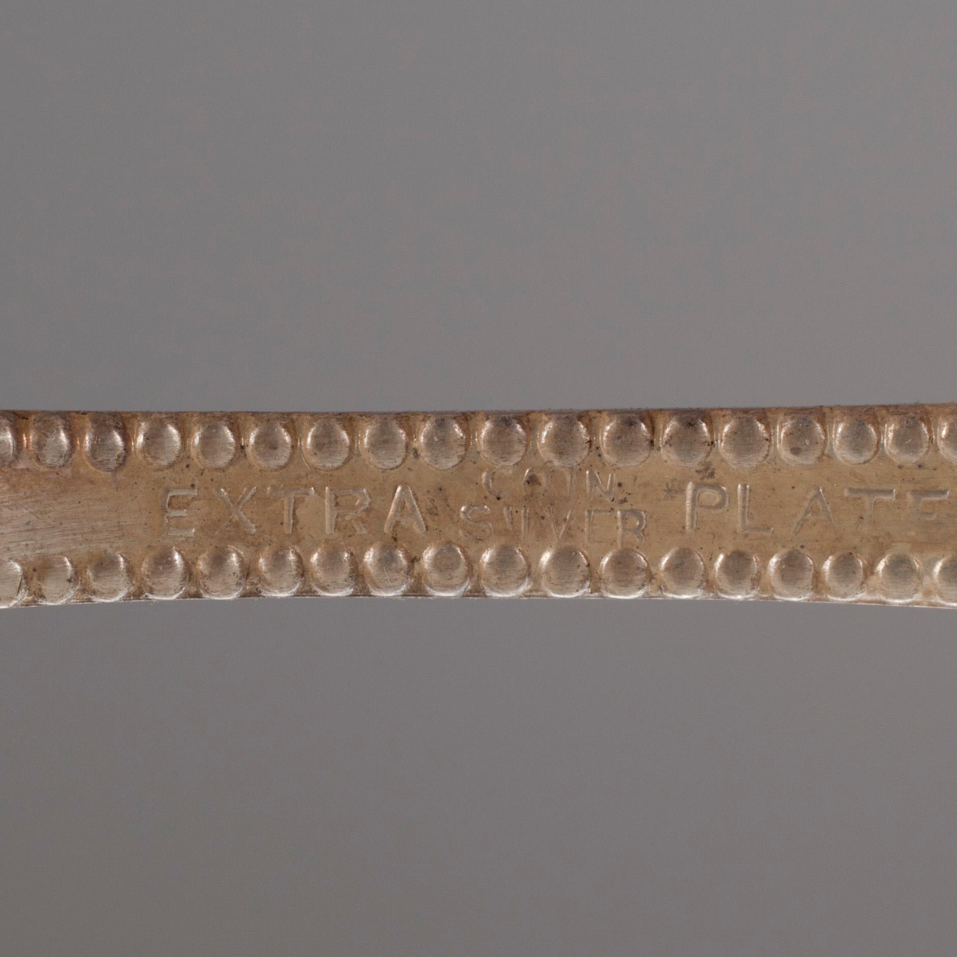 UPPSATSSKÅL, 12 st SKEDAR. Stämplat "Extra coin silver plate". England, sekelskiftet 1800/1900.