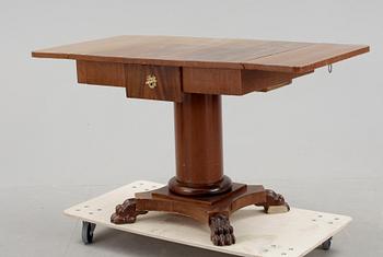 SALONGSBORD, Karl-Johan, 1800-talets första hälft.