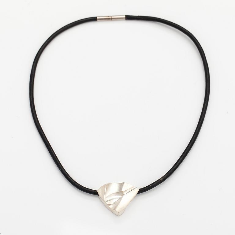 BJÖRN WECKSTRÖM, A stelring silver and leather necklace "Trix". Lapponia 2009.
