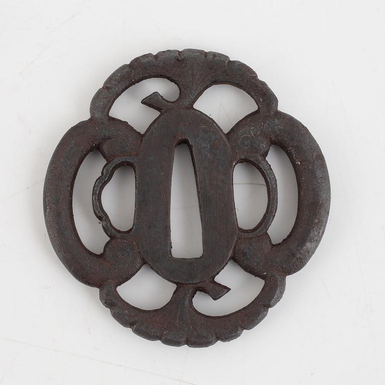 Tsuba, fyra stycken i kiri-box, järn och brons, 1700- och 1800-tal.