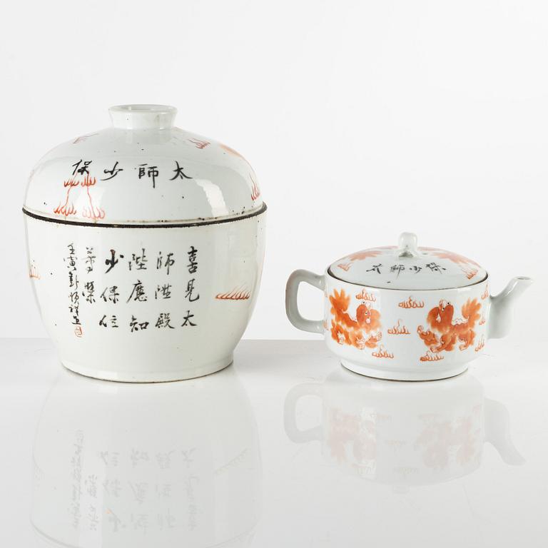 A Chinese porcelain jar with cover and a teapot, late Qing dynasty, 19th century.