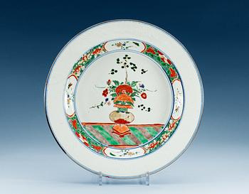 1545. A famille vert basin, Qing dynasty, Kangxi (1662-1722).