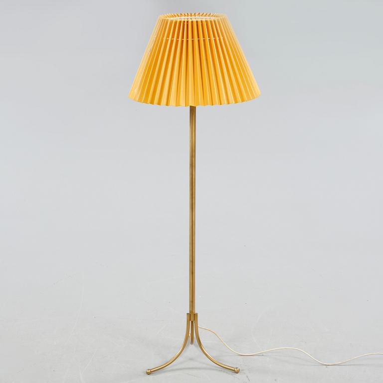 JOSEF FRANK, golvlampa, modell 2326,  Firma Svenskt Tenn, 1900-talets andra hälft.