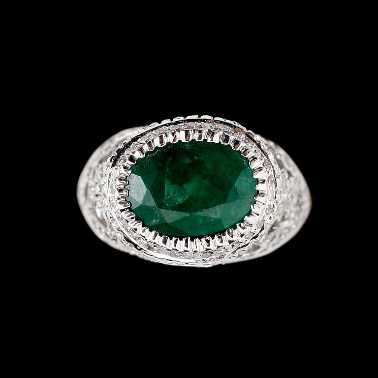 RING, 18 k vitguld, smaragd ca 4.00 ct, diamanter tot ca 0,55 ct.