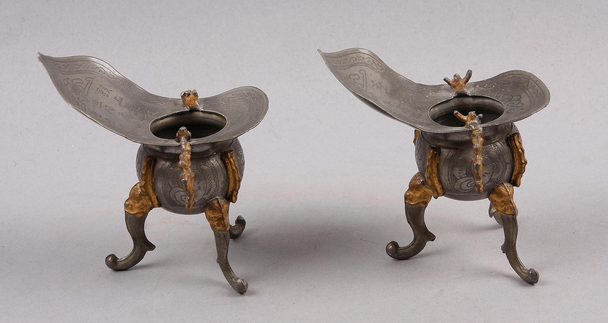 VASER/TRIPODER, ett par, tenn, Kina, 1900-tal.