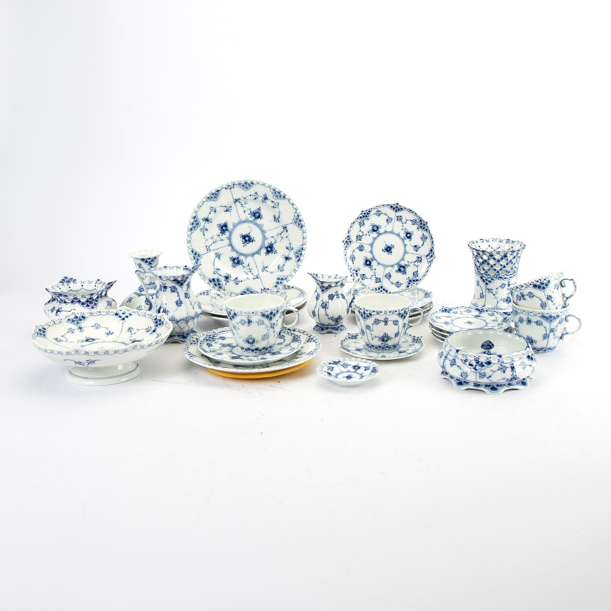 Service 45 dlr "Musselmalet" hel and halv blonde Royal Copenhagen Denmark porcelain.