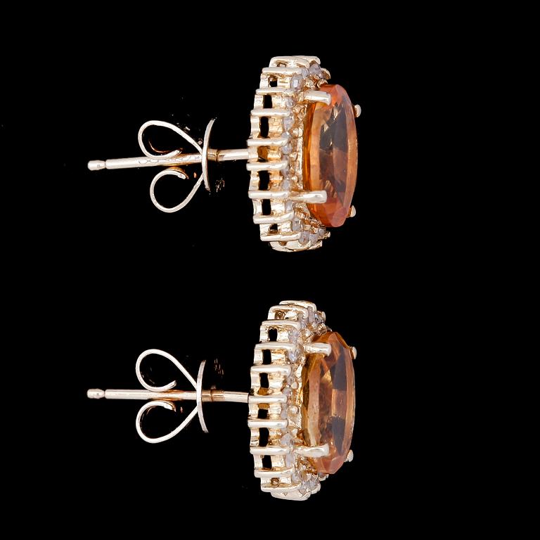 ÖRHÄNGEN, ett par, 14k guld med gul citrin och små diamanter. Vikt 2,2g.