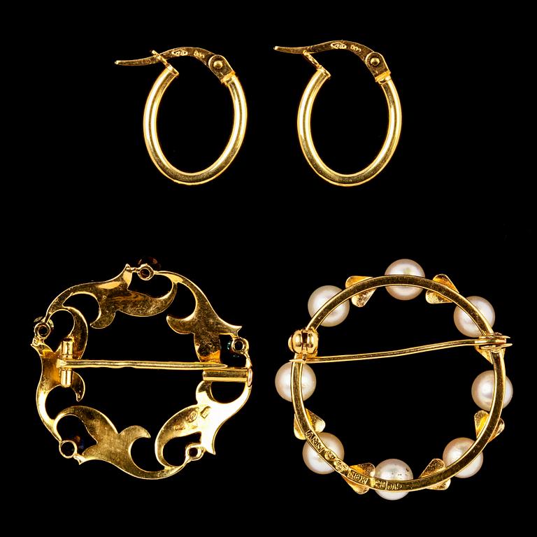 BROSCHER, 2 st, 18k guld med odlade pärlor resp olikfärgade stenar samt ÖRHÄNGEN, ett par, 18k guld. Vikt 9 g.