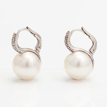 A pair of 18K white gold earrings with cultured pearls and diamonds ca. 0.28 ct in total.