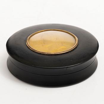 A French lacque noir, tortoiseshell and ormolu snuffbox with a medallion after Claude Galle, early 19th century.