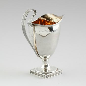 GRÄDDKANNA, silver, otydliga svenska stämplar, 1809. Vikt ca 131 gram.