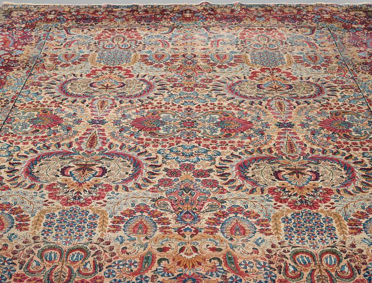 Matto, a semi-antique Kerman, ca 375-379,5 x 268-271 cm.