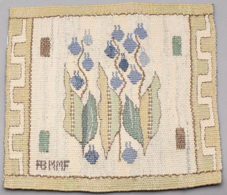 VÄVNAD, "Blomlapp". Gobelängteknik. Signerade AB MMF (AB Märta Måås-Fjetterström). 27,5 x 26,5 cm.