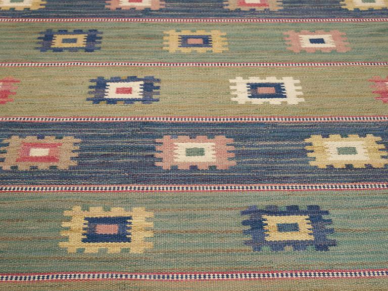 Märta Måås-Fjetterström, A carpet, "Grön äng", flat weave, ca 482,5 x 290,5-292 cm, signed AB MMF.