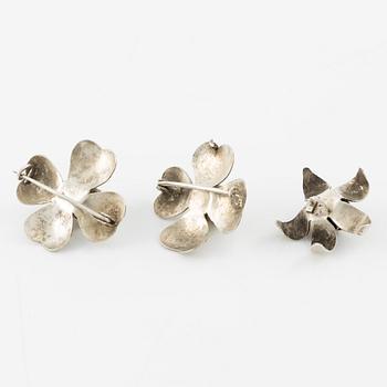 Two brooches and a button, silver, flower-shaped.