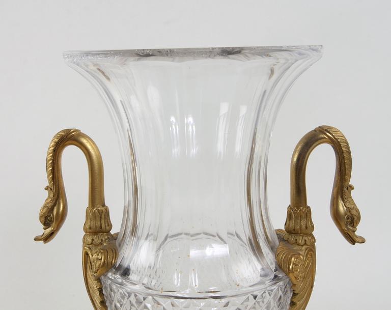 VAS PÅ FOT, glas och mässing, empire, 1800-talets första hälft.