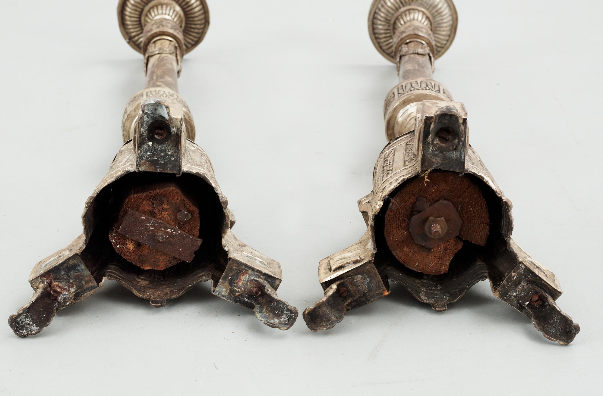 ALTARLJUSSTAKAR, ett par, vitmetall, 1800-tal.