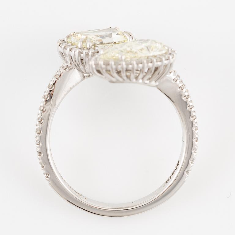 Crossover ring, 18K white gold set with pear-shaped and emerald-cut diamonds. Accompanied by GIA report.