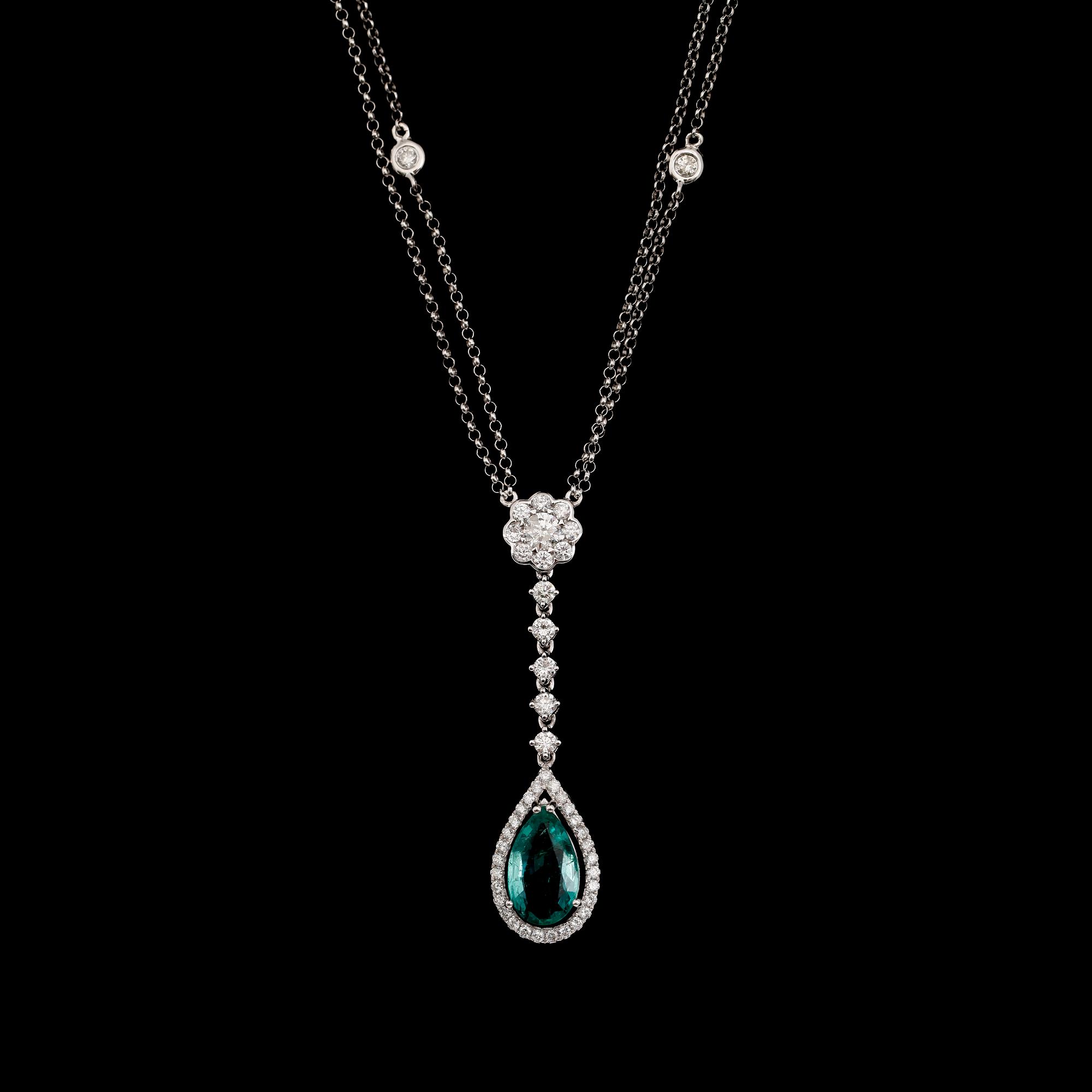COLLIER, 18 k vitguld, smaragd ca 1.86 ct, briljantslipade diamanter tot ca 0.94 ct.