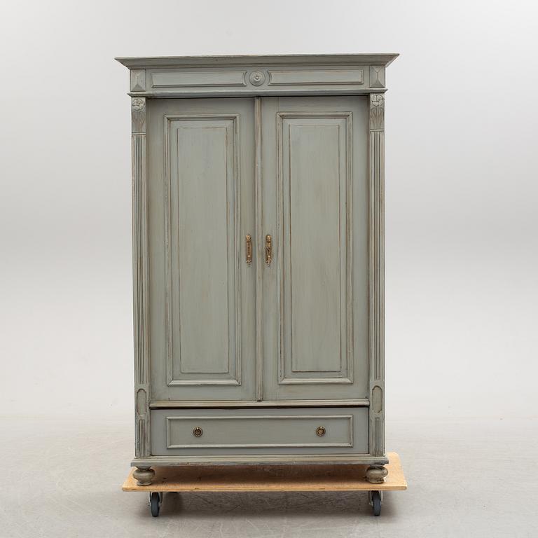 KLÄDSKÅP, omkring år 1900.