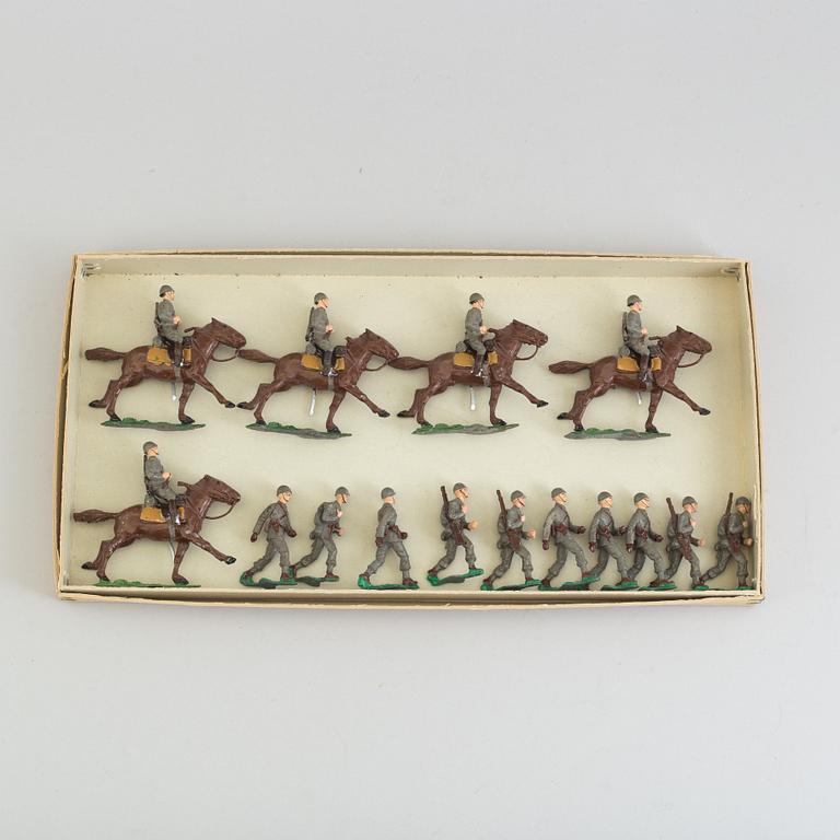 15 tin soldiers from 20th century.