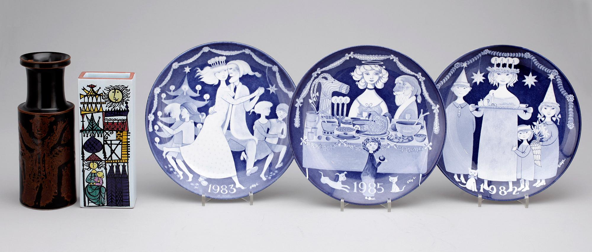 VASER samt TALLRIKAR, 5 delar, stengods och porslin, bla "Karneval", Stig Lindberg, 1900-tal.