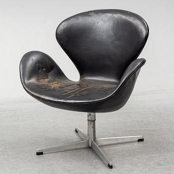 ARNE JACOBSEN, ARNE JACOBSEN, fåtölj, "Svanen" för Fritz Hansen Danmark.