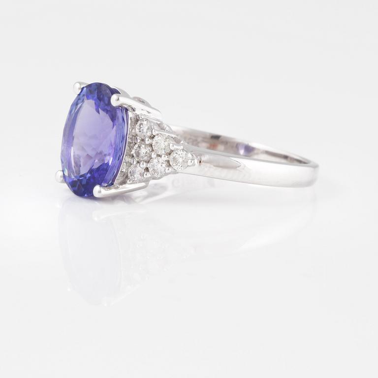 RING,18K vitguld med fasettslipad tanzanit  ca 2.50 ct med briljantslipade diamanter 0.35 ct. Vikt 3,4 gram.