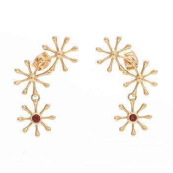 Kirsti Doukas, korvakorut, "Pohjantähti", 18K kultaa ja granaatti. Kalevala Koru, Helsinki.