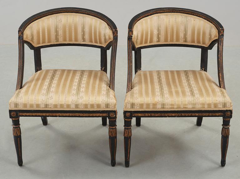 BALJFÅTÖLJER, ett par, sengustavianska, 1800-talets första hälft.