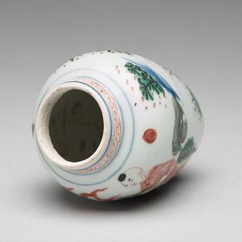 A small wucai Transitional jar, 17th Century.