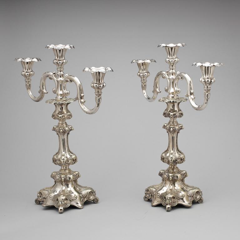 KANDELABRAR, ett par. Nysilver. Rokokostil, 1900-tal.