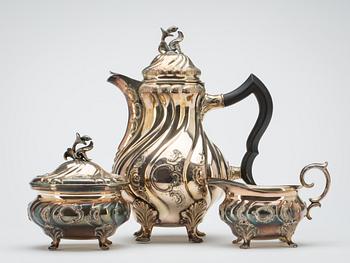 KAFFESERVIS, 3 delar, silver, rokokostil, C G Hallberg. Stockholm.  Vikt ca 1310 g.