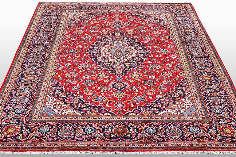 A carpet, Kashan, ca 354 x 251 cm.