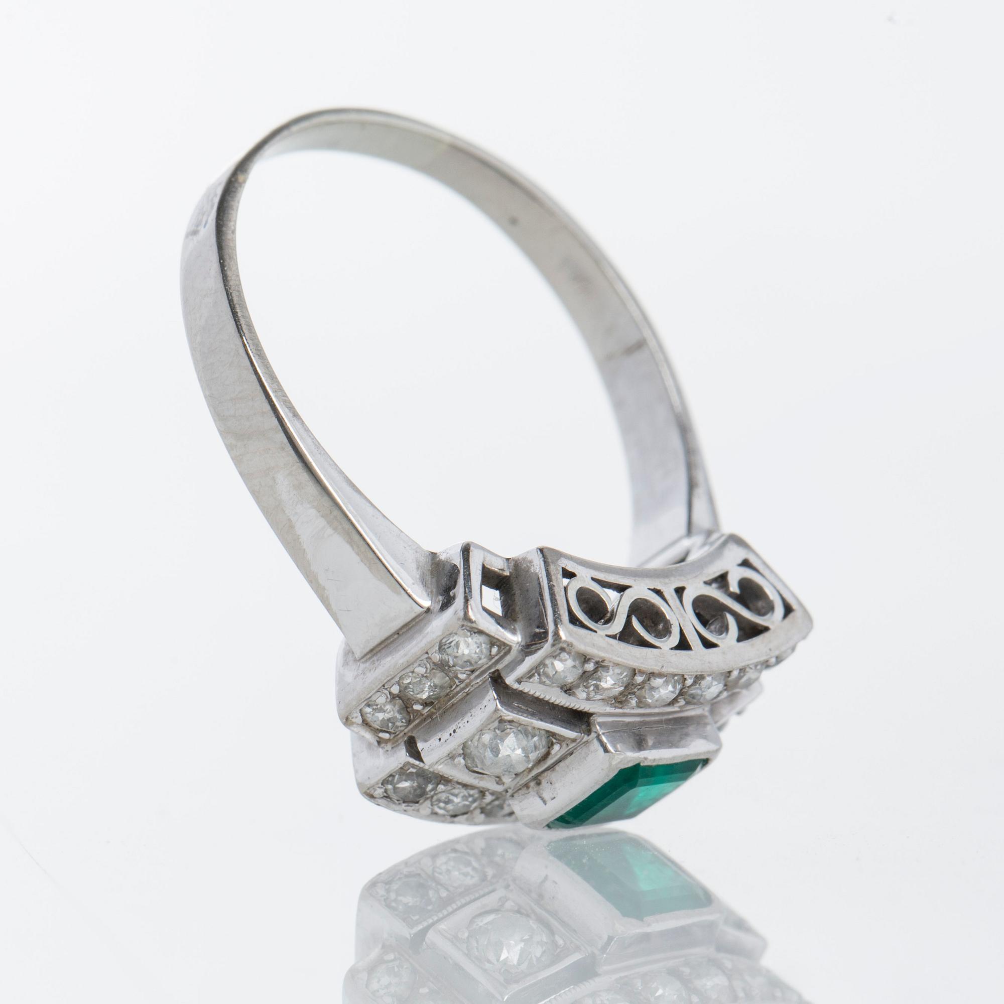 RING, 18K vitguld med smaragd samt briljantslipade diamanter tot ca 0.70 ct.