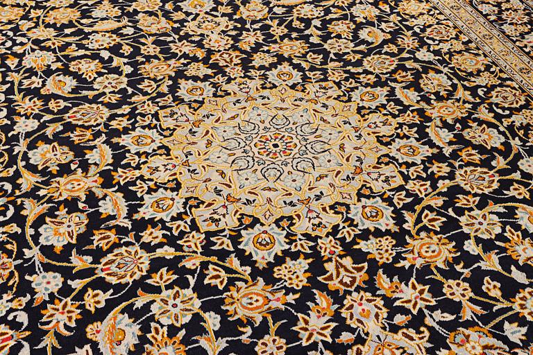 A Kashan carpet, a. 405 x 290 cm.