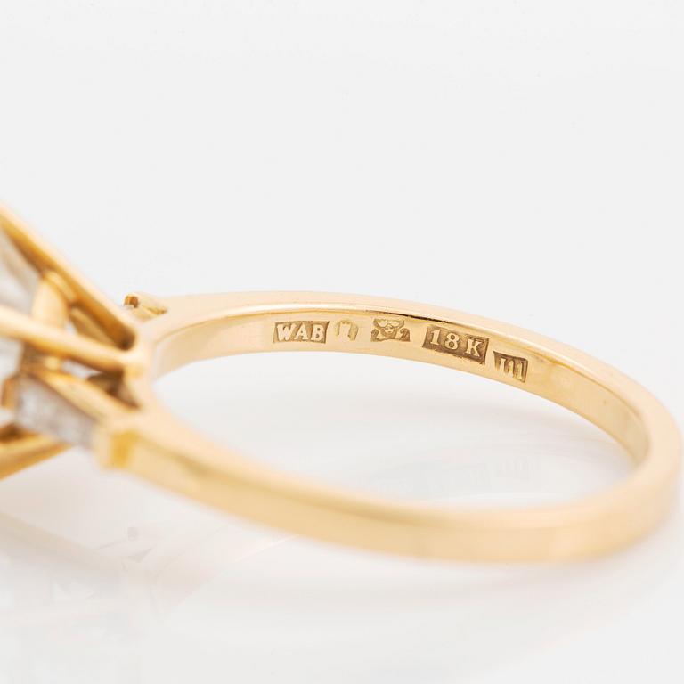 An 18K gold ring set with a round brilliant-cut diamond weight 3.30 cts quality E vs2.