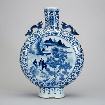 464. A blue and white moon flask, Qing dynasty, 19th century.