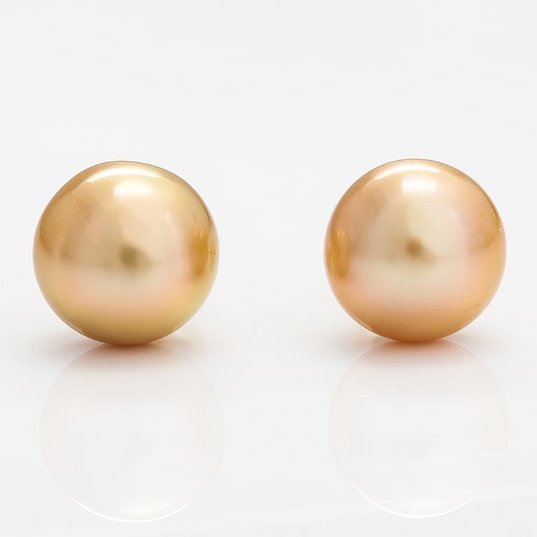 A pair of 18K gold earrings with cultured pearls.