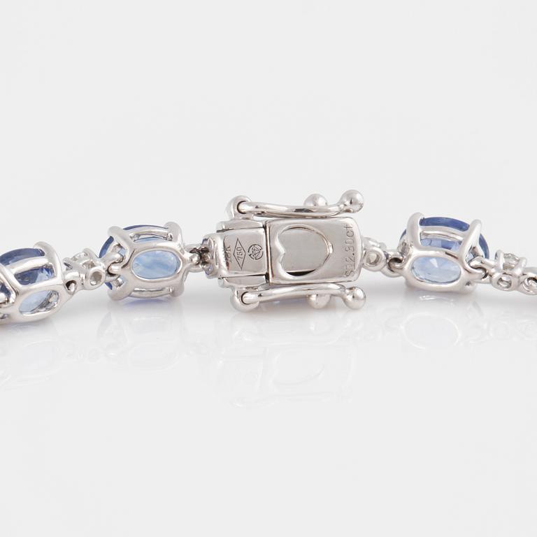 ARMBAND, med fasettslipade blå safirer ca 12.30 ct och briljantslipade diamanter ca 0.50 ct.