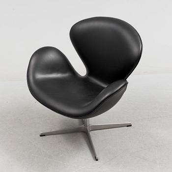 A "Swan" chair by Arne Jacobsen for Fritz Hansen, 2001.