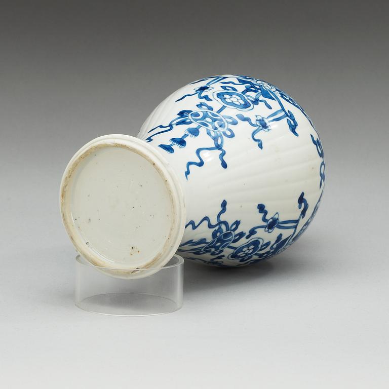 A blue and white vase, Qing dynasty, Kangxi (1662-1722).