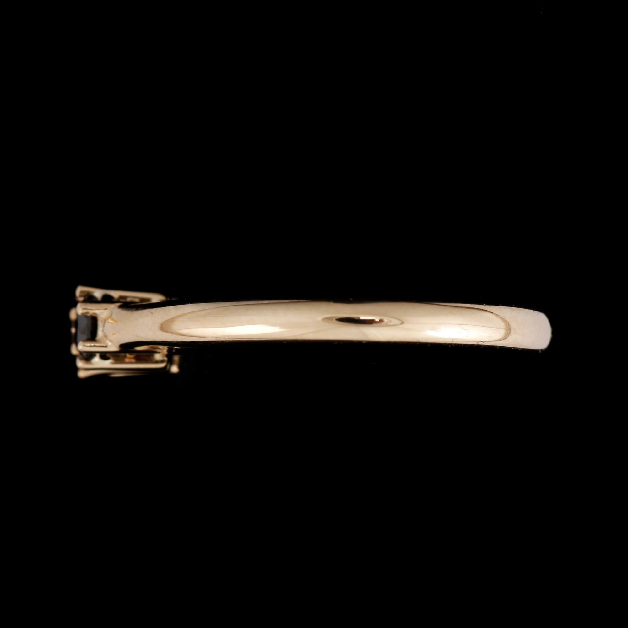 RING, 14k guld med diamant 0,18ct och färgade svarta diamanter tot 0,24ct. Vikt ca 2,29 gram.
