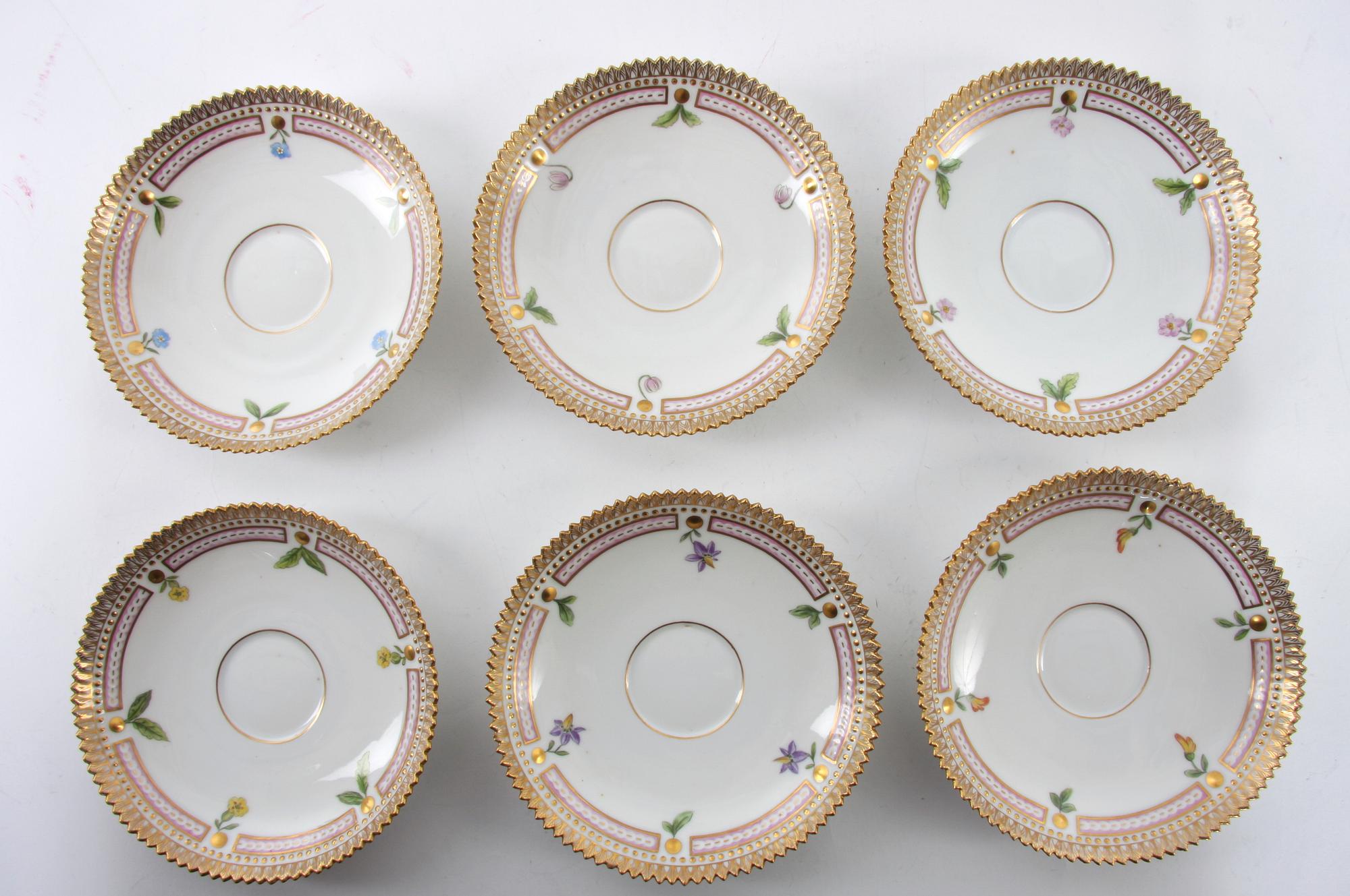 KOPPAR MED FAT samt ASSIETTER, 6+6 st, porslin. Royal Copenhagen "Flora Danica".